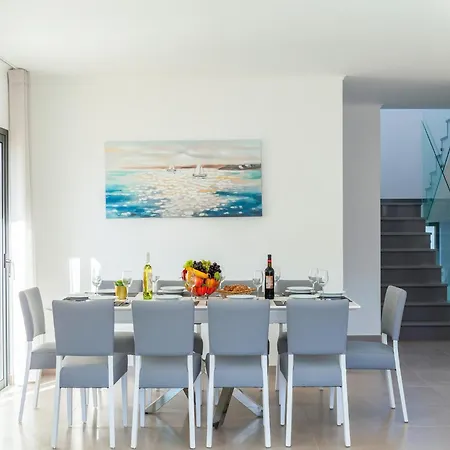 Villa In Albufeira Near Sea Beach *